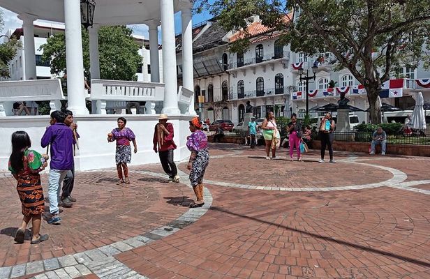 Luxury car tour Canal, Flamenco islands, Casco Viejo 7 + stops.