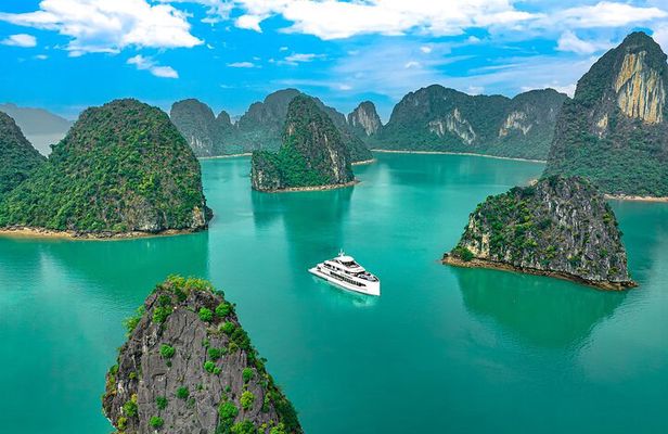 Hanoi to Halong Bay: Symphony 5-Star Cruise with Jacuzzi & Buffet