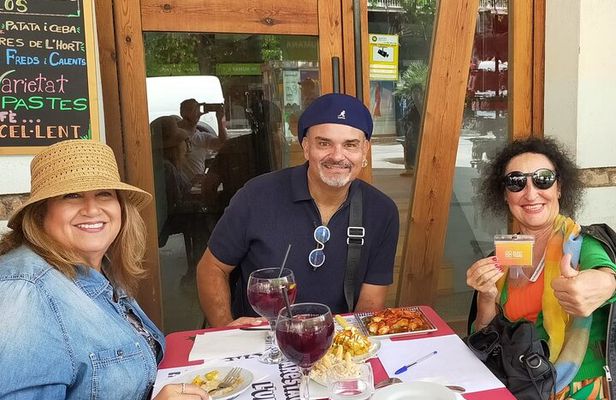 Barcelona Art and Tapas Small Group Walking Tour with Picasso Museum