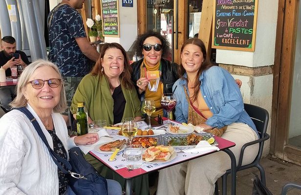 Night Tapas Walking Tour in Barcelona Modernist Area with Small Group and Dinner
