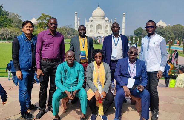 From Delhi: Private Taj Mahal and Agra Tour with 5* Lunch