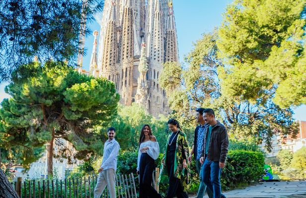 Sagrada Familia Tour with Express Entry and Local Guide