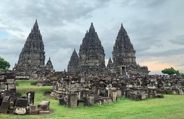 Borobudur Prambanan Tumpaksewu Bromo Ijen with Bali transfer