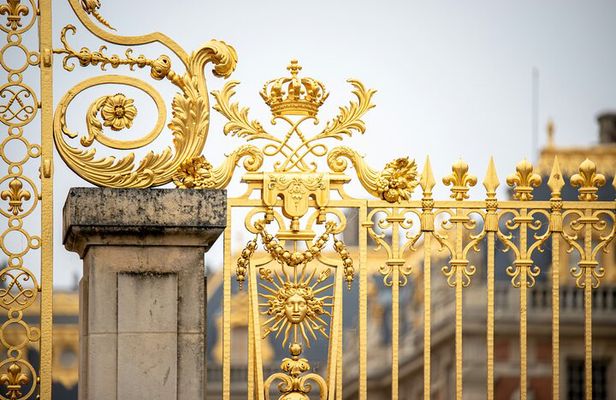 Versailles Palace Guided Experience and Gardens Entry 10 PPL Max