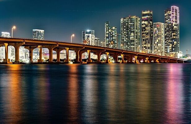 The best Miami boat party with DJ, drinks and lights of the city