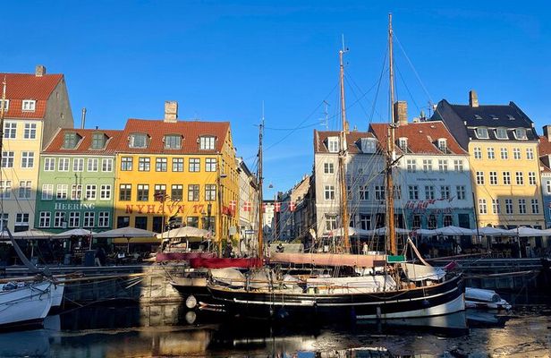 Small group walking tour with coffee, cake & culture