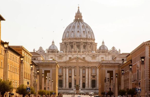 St. Peter's Basilica Private Tour with Privileged Access