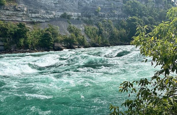 Ultimate Niagara Falls Experience Tour with Boat to the Falls