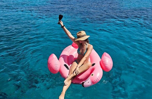 Heraklion: Romantic Sunset Cruise to Dia - Snacks and Drinks