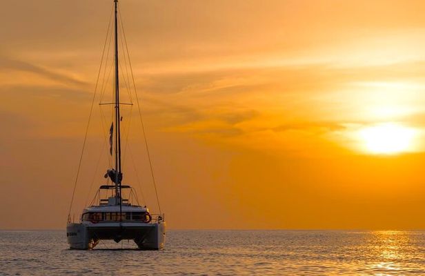 Hersonissos: Luxury Sunset Catamaran Cruise Sushi & Open Bar