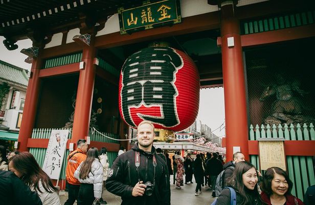 Tokyo Walking Tour w/ Local Guide and Photographer