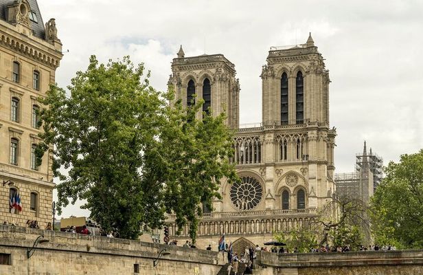Ile de la Cite Walking Tour with Crypt Access