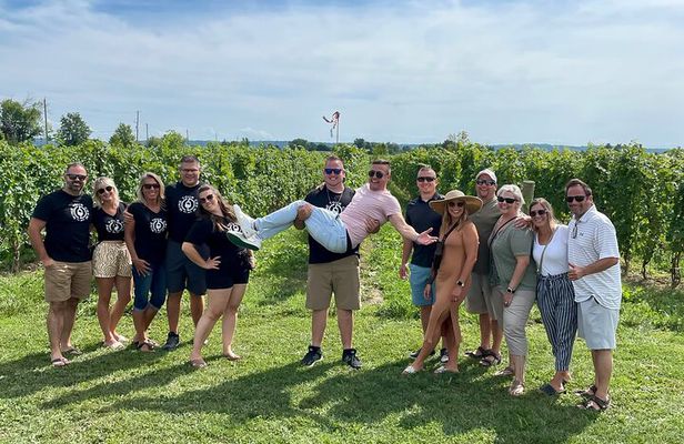 Lunch in the Vineyard: A Scenic Niagara Wine Tour Experience