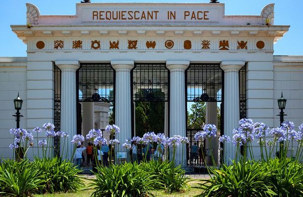 La Recoleta Cemetery Buenos Aires Private Tour with Tickets