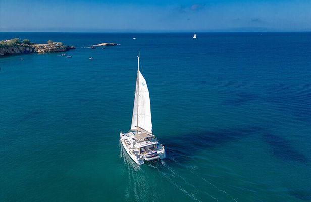 Milos Private Full Day Catamaran Cruise with Lunch and Drinks