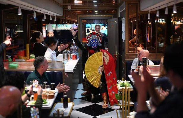 Chengdu Night Cruise Tour including Hotpot Dinning Experience