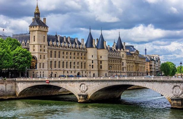 3in1 Notre Dame Tour plus Boat Cruise and Eiffel Tower History