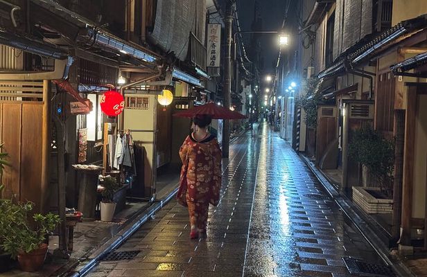 Kyoto Magic Night Walk: Gion & Fushimi Inari (Private Option)