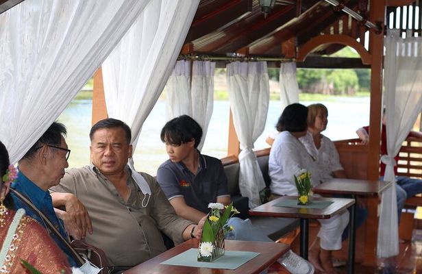 Bangkok Instagram City Tour with River Cruise & Traditional Dress