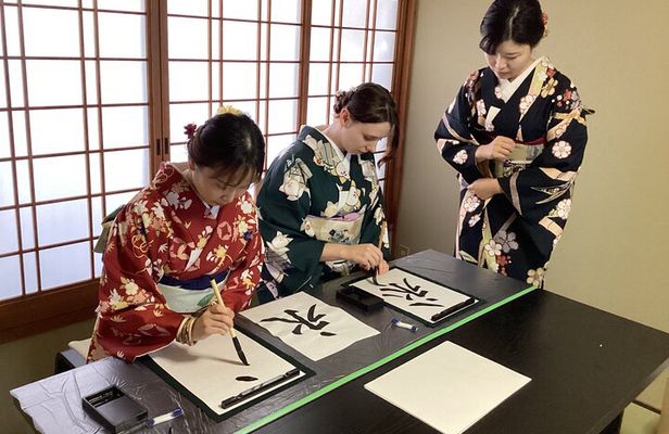 Kyoto: Japanese Calligraphy Class in 150 years old townhouse