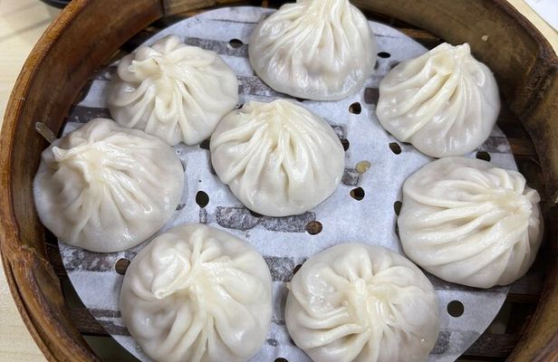 Authentic Shanghai Food Tour with Chi Gua Va