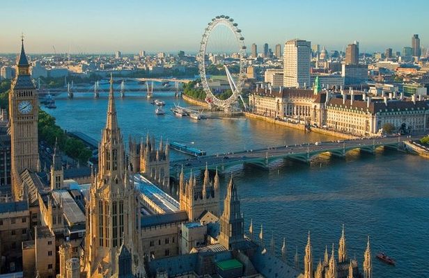 Private Car Roundtrip Day Tour London to Windsor and Portsmouth