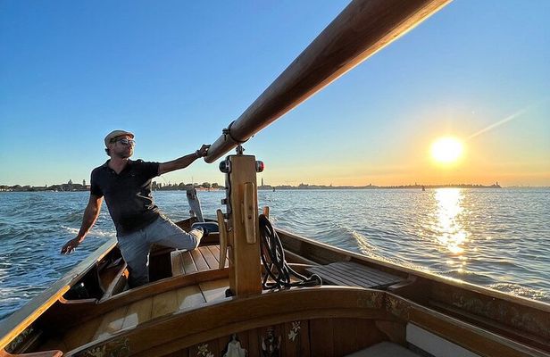 Venice : Magic at Sunset by Vintage Boat (Small Group)