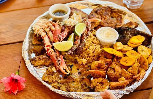 Private Tour Monkeys, Sloths and Island Food