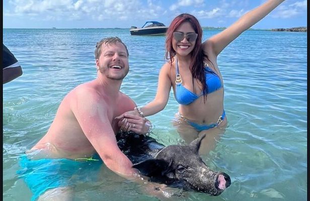 Bahamas Swimming with the Pigs in Crystal Blue Waters