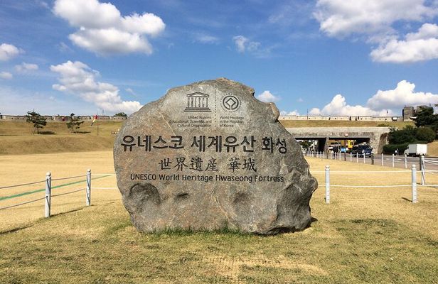 Day Tour of Suwon Hwaseong Fortress Starfield Waujeongsa Temple
