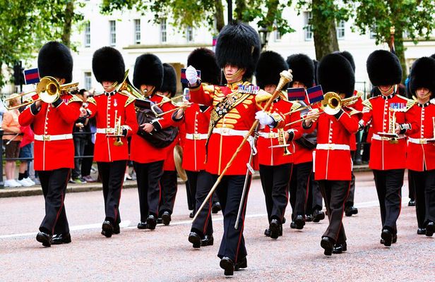 Changing of Guards, Big Ben, Tower of London, Beefeaters & Cruise
