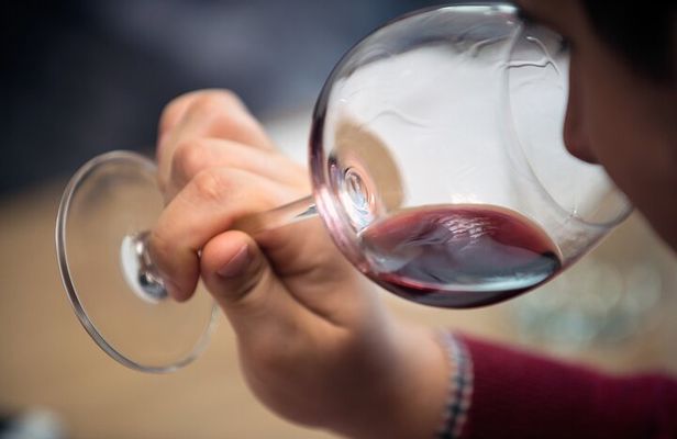 Sevilla: Fun Wine Tasting with an Spanish Sommelier