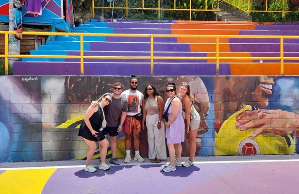 Comuna 13: Graffiti tour & Street Food/drink with telesferic