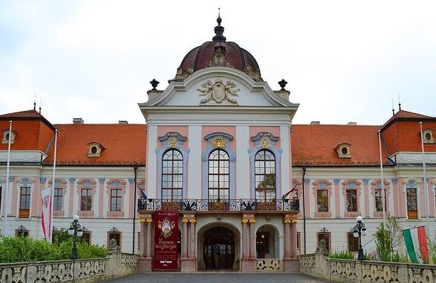 Sisi Palace Tour with Hungarian Horse Show and Lunch