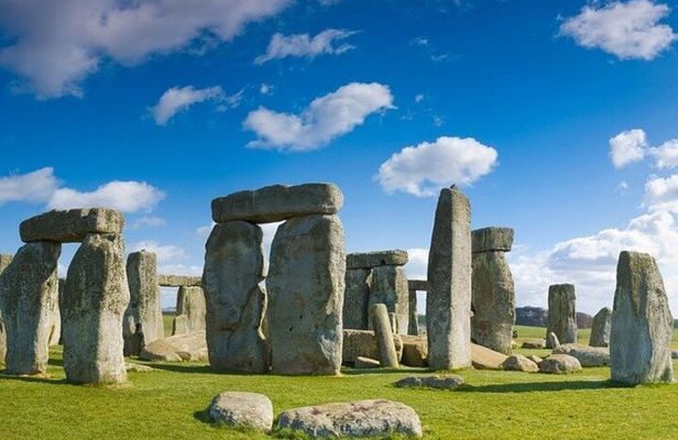 Stonehenge and Bath Tour from London
