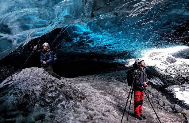 Sindri’s Ice Cave Photography Tour: A Local’s Perspective
