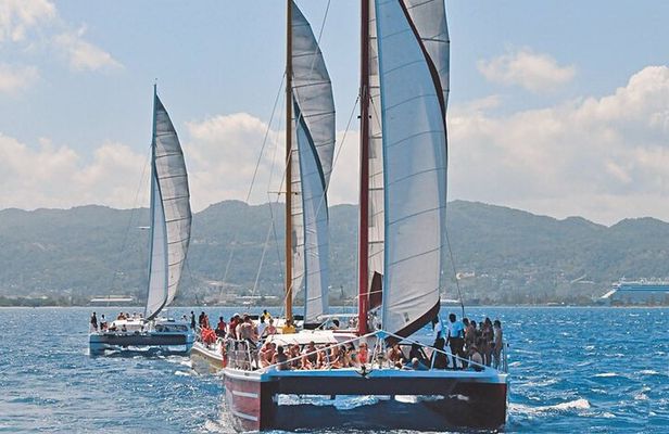 Montego Bay Catamaran: Snorkel Tour with Open Bar & Reggae DJ