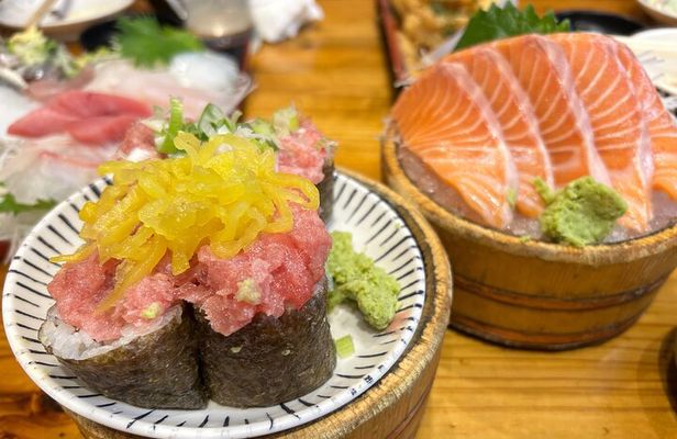 Tokyo: Shinjuku Bar Hopping & Night Walking Tour