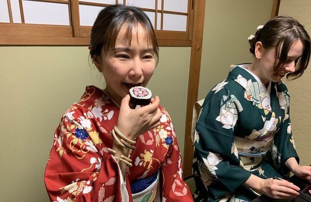 Art Sushi Rolls Experience in 150 Years Old Townhouse Kyoto