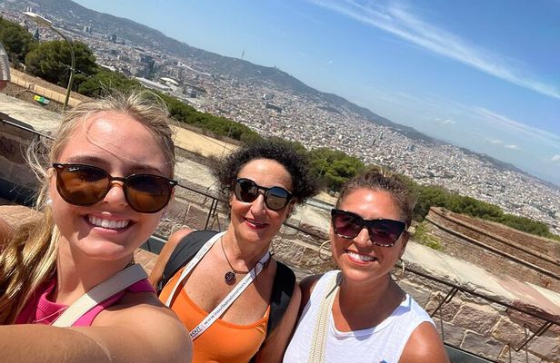 Barcelona Best Views: Old Town and Montjuic Castle Private Tour 