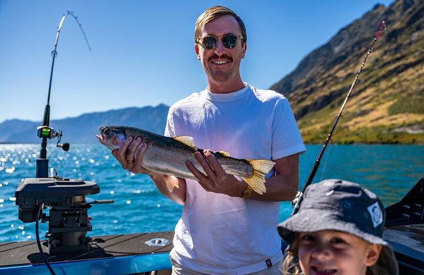 Lake Hāwea: 3 hour Fishing Adventure by Boat