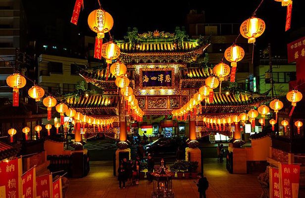 Eat Like a Local in Yokohama Walking Tour with Local Expert Guide
