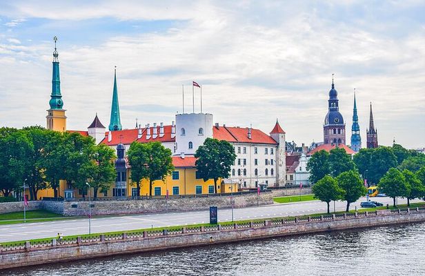 Riga Walking Tour: Explore Top Sights & Hidden Gems