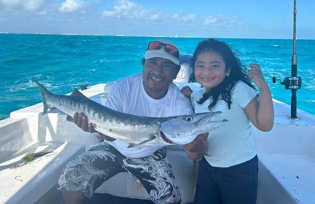 Private Fishing Tour in the Bay of Isla women 