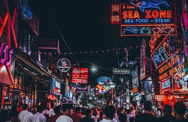 Central Thailand Walking Tour and visit Temple at Bangkok