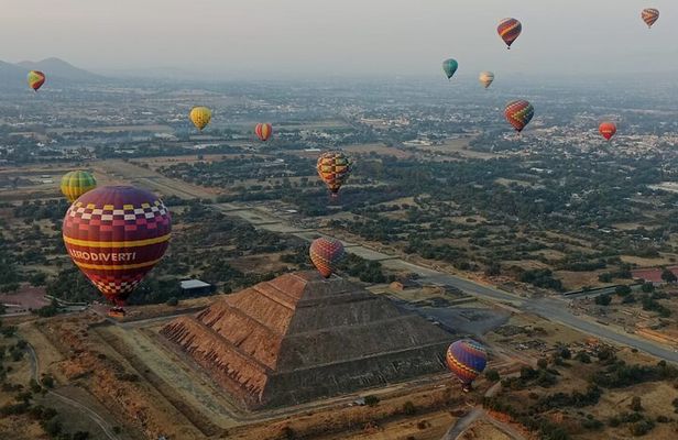 Balloon Flight with Breakfast and Transportation from CDMX