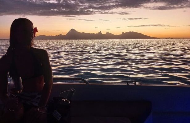 Sunset Cruise in Tahiti 2h00