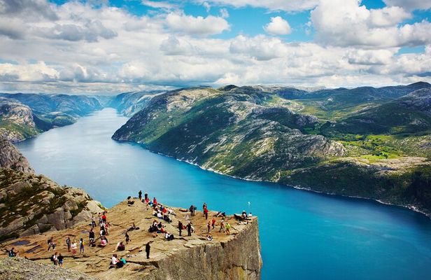 Majestic Hike Experience to Preikestolen with Local Guide