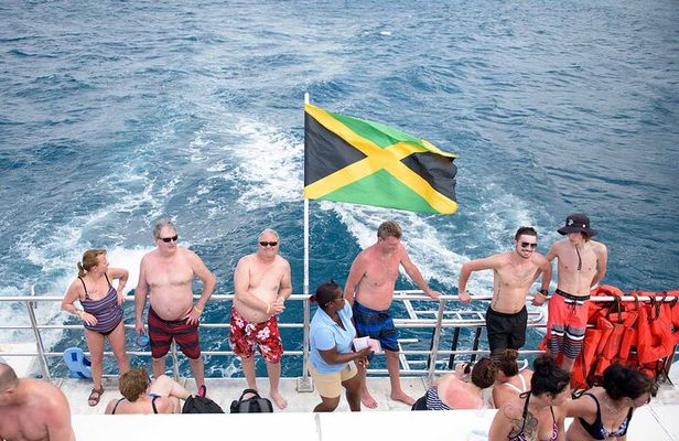 Ocho Rios Catamaran: Sunset Dinner, DJ & Open Bar Party Cruise