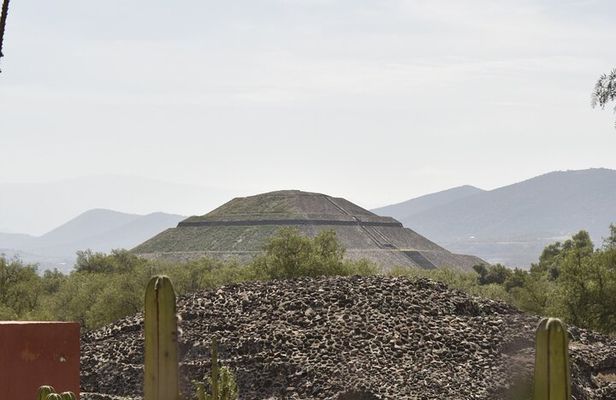 Teotihuacan Pyramids and La Gruta Restaurant